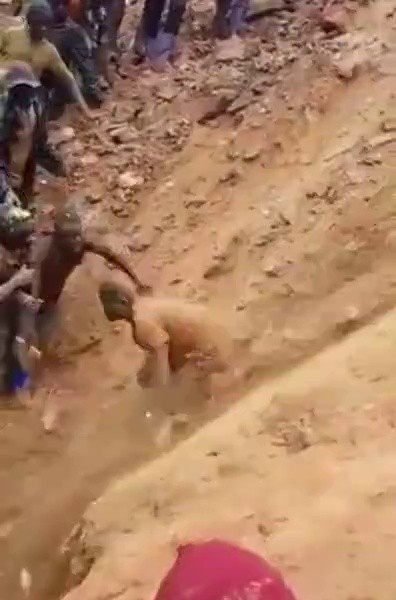 (SOUND)コンゴの崩壊したコバルト鉱山から作業員を救出する映像56秒