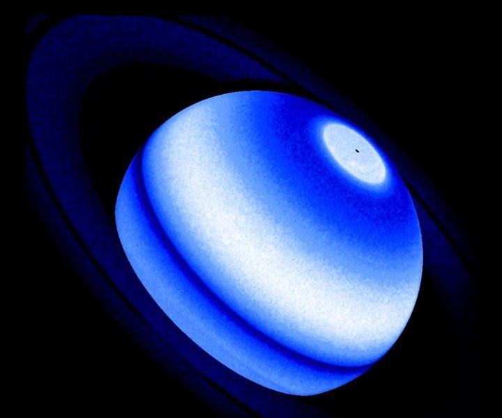 ハッブル宇宙望遠鏡が紫外線で撮影した土星の画像