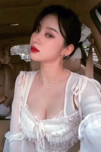 モデルキム·ウヒョン停車中の自撮り胸骨