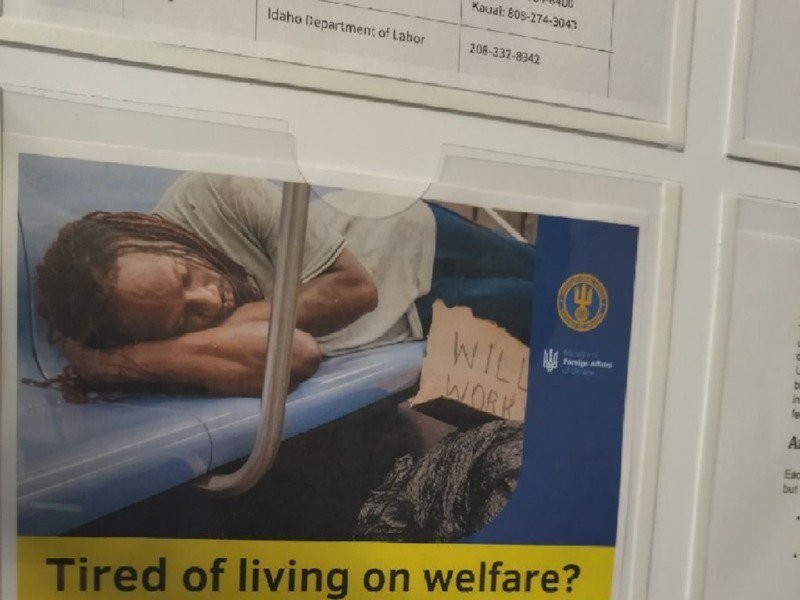 アメリカの地下鉄に貼られたウクライナ人傭兵募集ポスター
