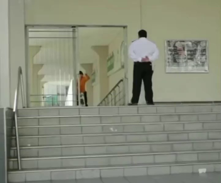 (SOUND)スケートボードを止める警備員