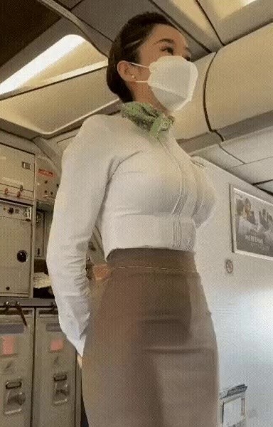 機内の安全守則を披露するスチュワーデス姉さん