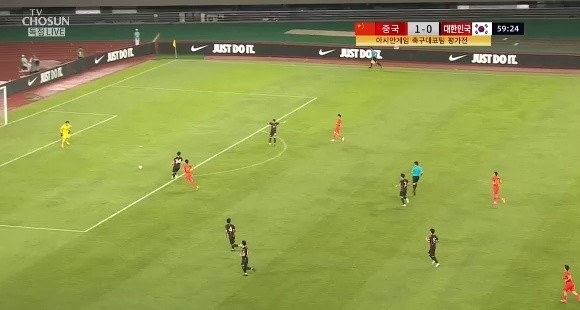 大韓民国vs中国低シバロム空中ボールが浮いているのに選手を見て肘が入ってくるよwww