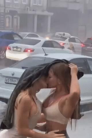 雨の中でキスするカップルgif