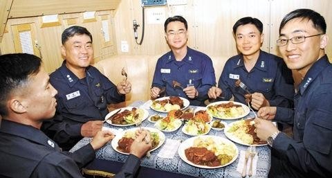 韓国海軍潜水艦兵士の生活の様子gif