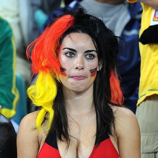 試合を見るドイツの女性ファン
