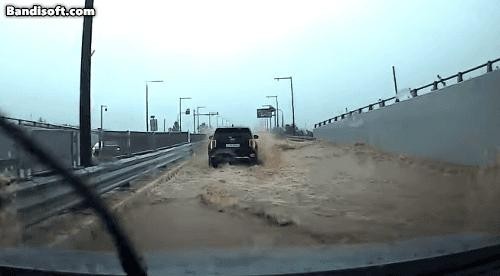 清州五松地下車も浸水した瞬間、ドライブレコーダー