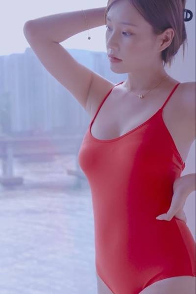 モデルユンジ 赤 青 モノキニースイムウェアルックブック