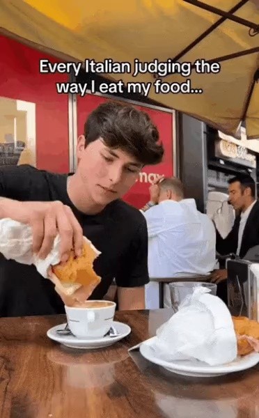 イタリア食堂で旅行客が自分のやり方で 食べ物を食べるのを見ると