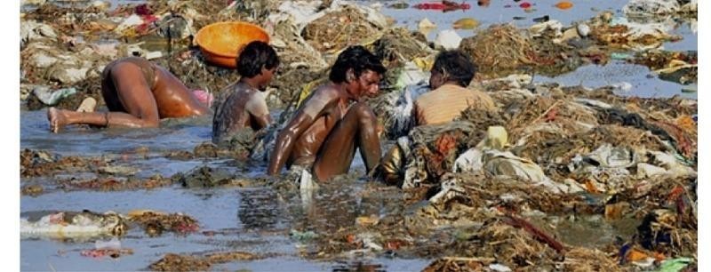 腐ったガンジス川の水質浄化を試みているインド