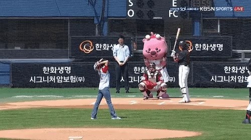 チュ·ヒョンヨン、とてもキングを受ける始球式