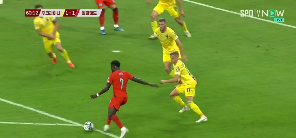 ウクライナvsイングランドウアアアゴールを決めるサッカーシュート ぶるぶるゴールキーパー(GK)の善戦