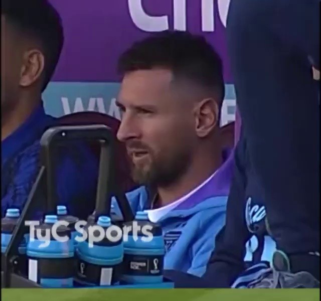 (SOUND)ボリビアvsアルゼンチンのベンチで観戦中のメッシ