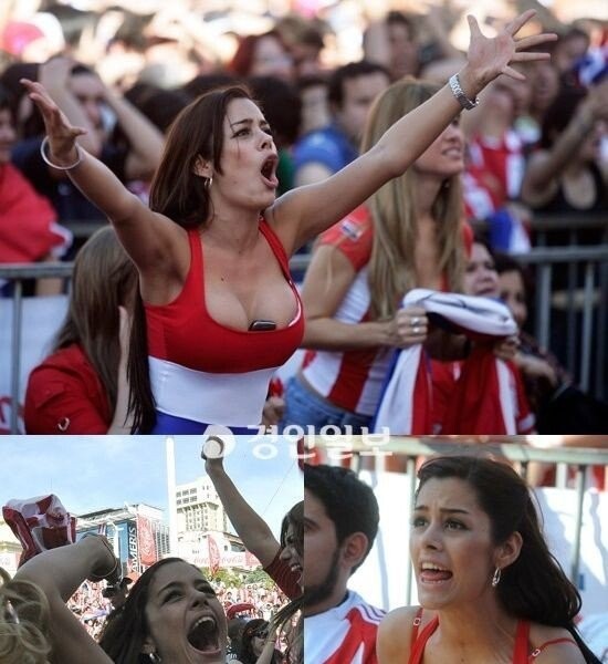 サッカーに熱狂するパラグアイの妻子