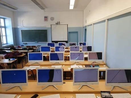 学校のパソコン室のデスクトップ