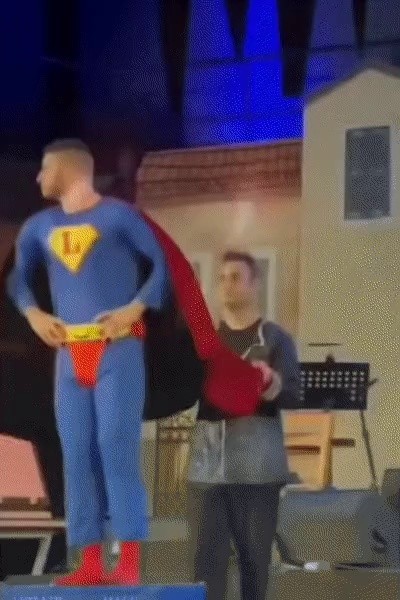 急に短くなったスーパーマンの足