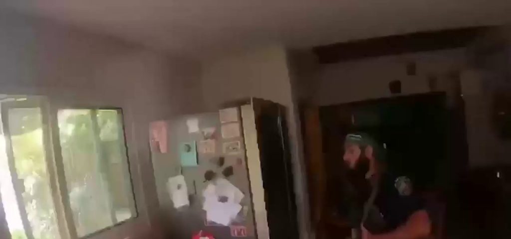 (SOUND)ハマスが公開した人質を拉致し、自宅に火をつける映像