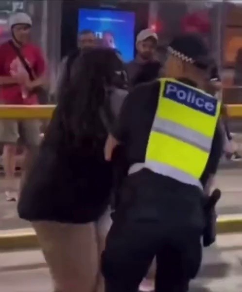 女性を逮捕するオーストラリア警察
