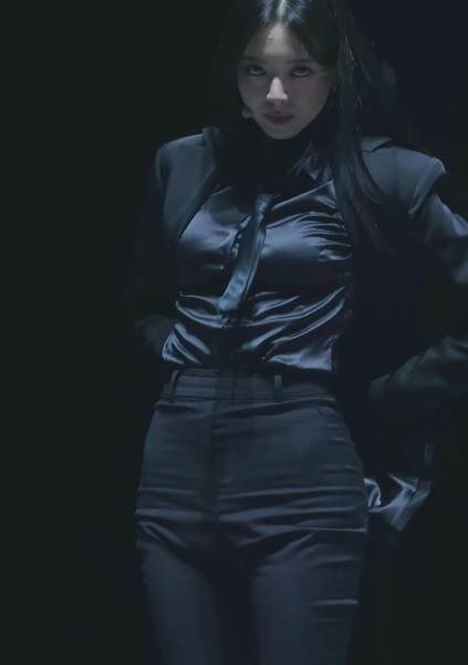 黒いスーツの中のシルクシャツほのかなバウンスITZYユナ