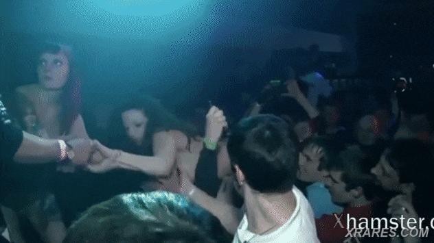 裸の女性歌手が客席に飛び込んだ後、男たちからgif