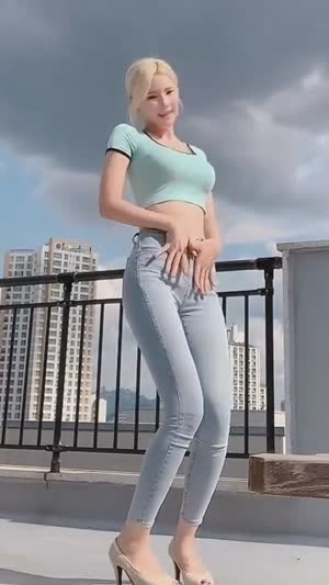 ガールズグループ出身 モデル キム·ダギョン クロップTシャツ ジーンズフィット 優越な背丈