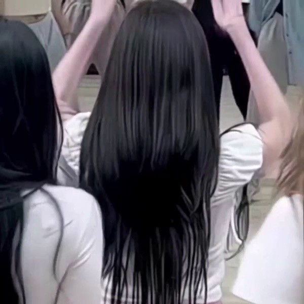 鏡を見て練習するITZYユナ ピンクジャージ 幻想的な骨盤