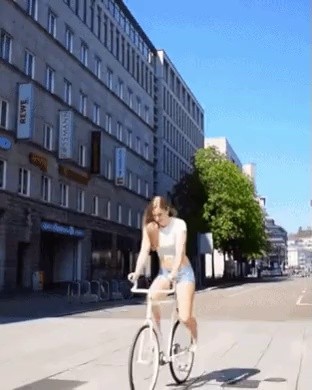 自転車に乗る姉