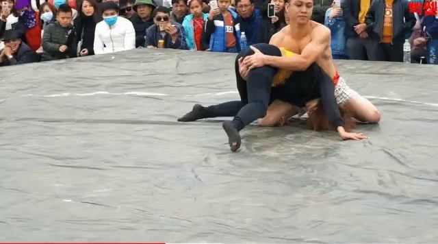 ベトナムのレスリング男女対決
