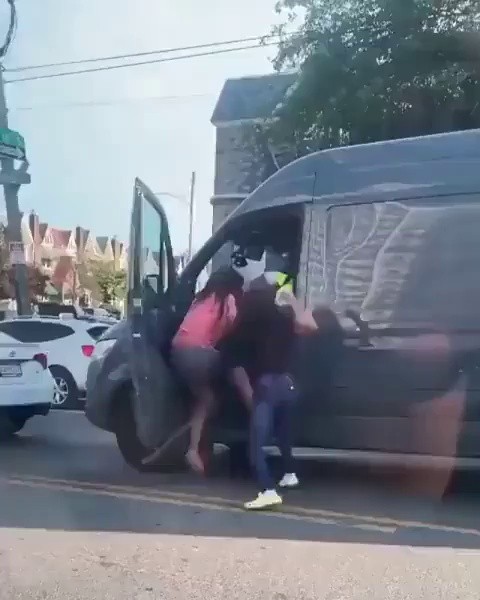 (SOUND)Amazon車の運転手を殴りつけるカップル