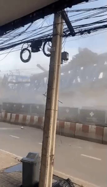 バンコクで建設中の高架道路の崩壊