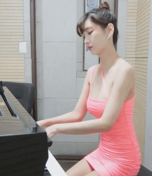 ピアノを弾く ロールコ女 イム·イージー ピンク 銅弾 ミッシールック
