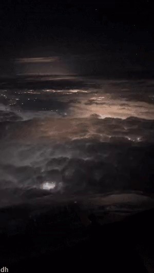 飛行機パイロット視点の夜間飛行