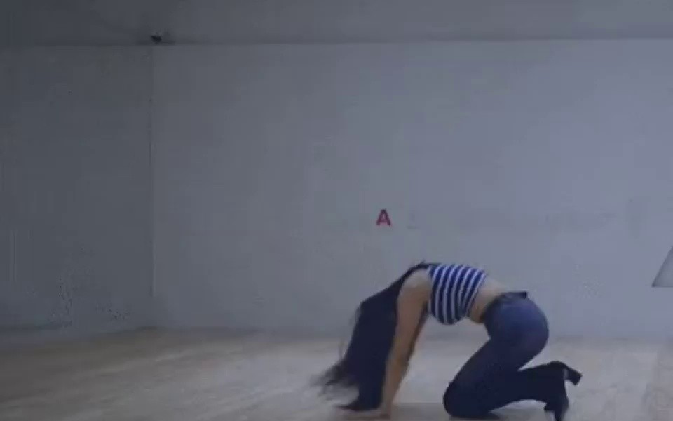 ダンスの練習をするApinkユン·ボミ