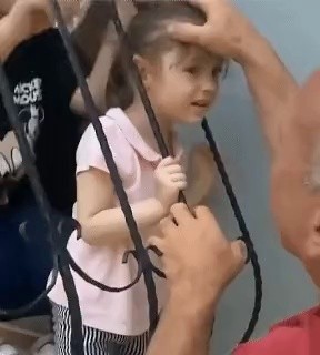 頭が挟まってしまった子供の救助方法
