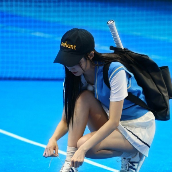 テニスをするアリン芸人