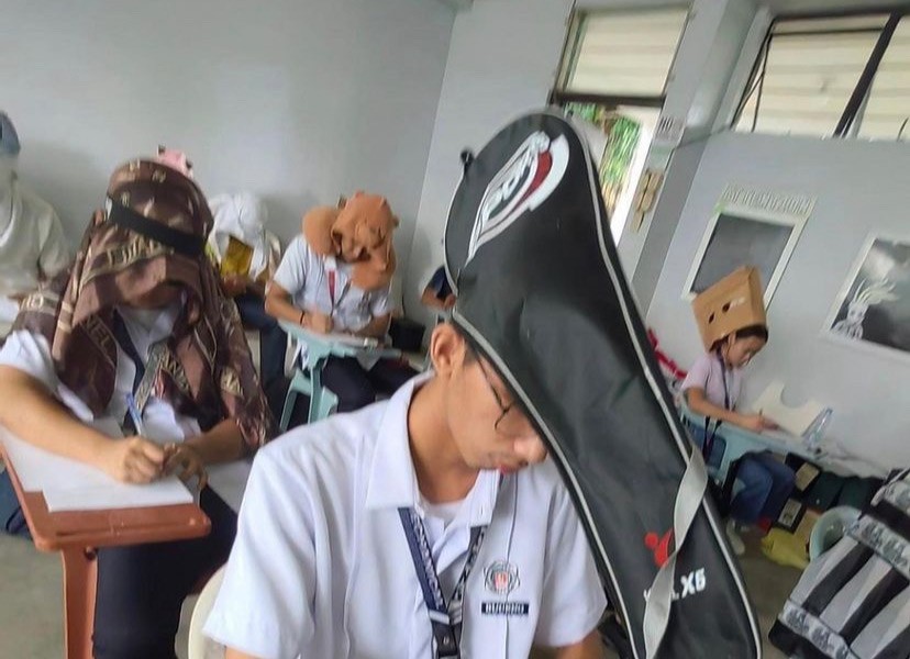 あるフィリピンの大学からカンニング防止帽子を用意して来いと言われたが