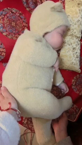 ふわふわした赤ん坊の寝姿