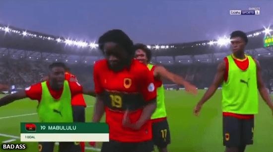 アフリカネイションズカップから出たゴールセレモニーgif