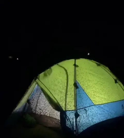嫌韓夜中に明かりがともったテント