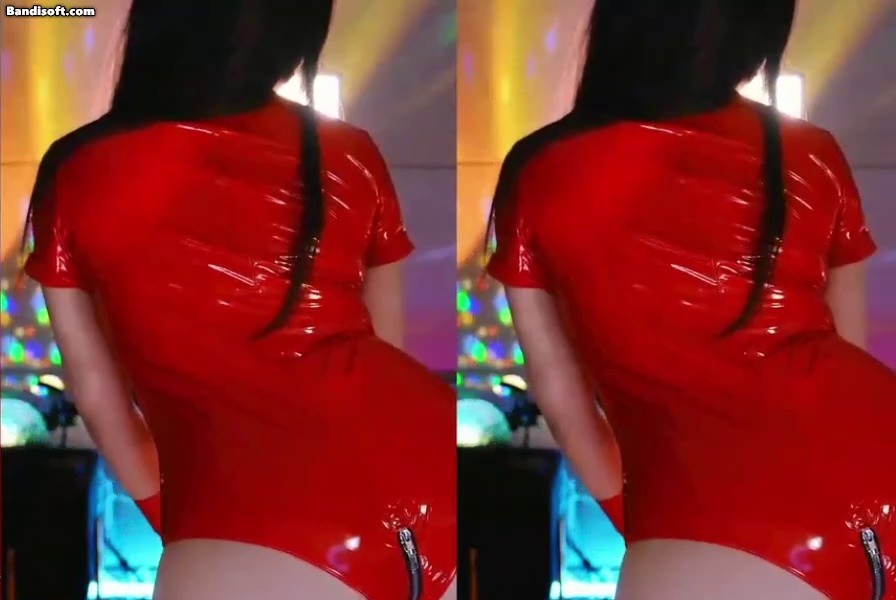 南米 体つき 真っ青な 赤い エナメル衣装 胸骨 ヒップ