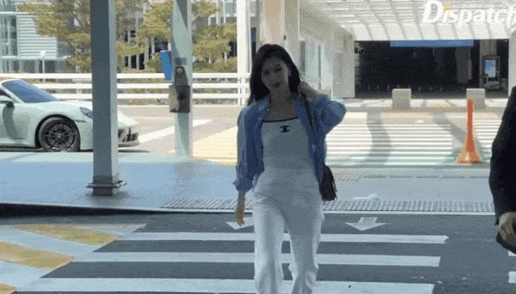 [俳優] 空港まで歩いてくるキム・ジウォンソン