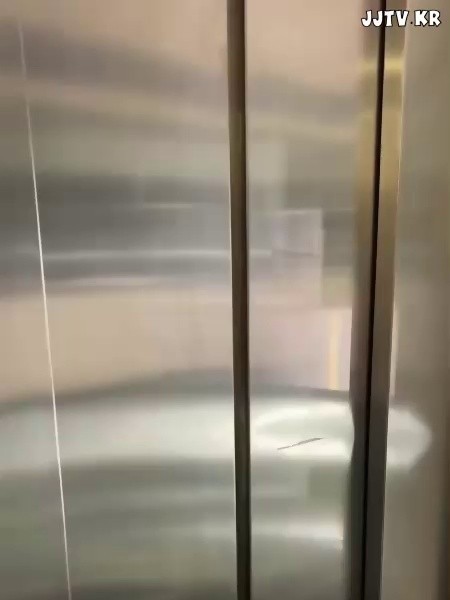 エレベーターで遭遇したノブラ秘書姉