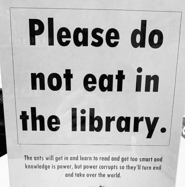 図書館で食べるものを食べないでください。