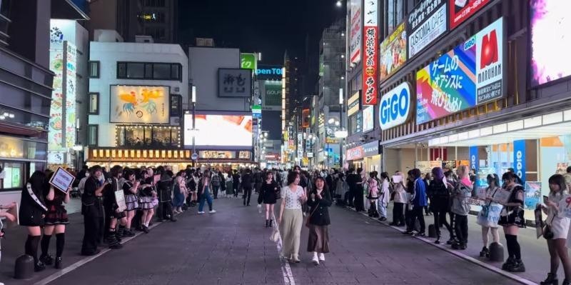 日本の一般的な街の夜の街並み