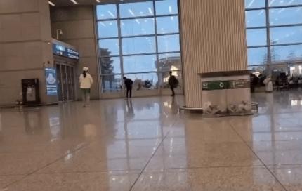 仁川空港出入口でテニスをするカップル