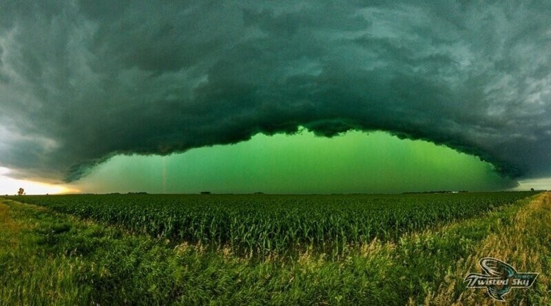 数年前にアメリカで見られた緑の空の現象