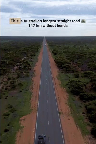 オーストラリアの145.6km直進道路