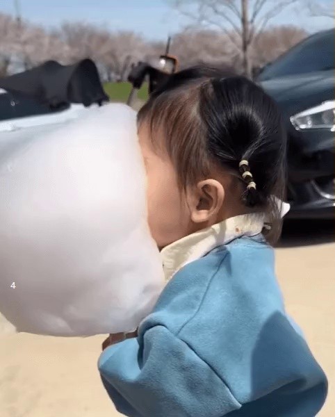 綿菓子初めて食べる赤ちゃん