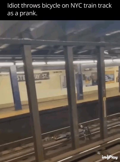 ニューヨーク地下鉄線路に誰がいたずらで自転車を投げる