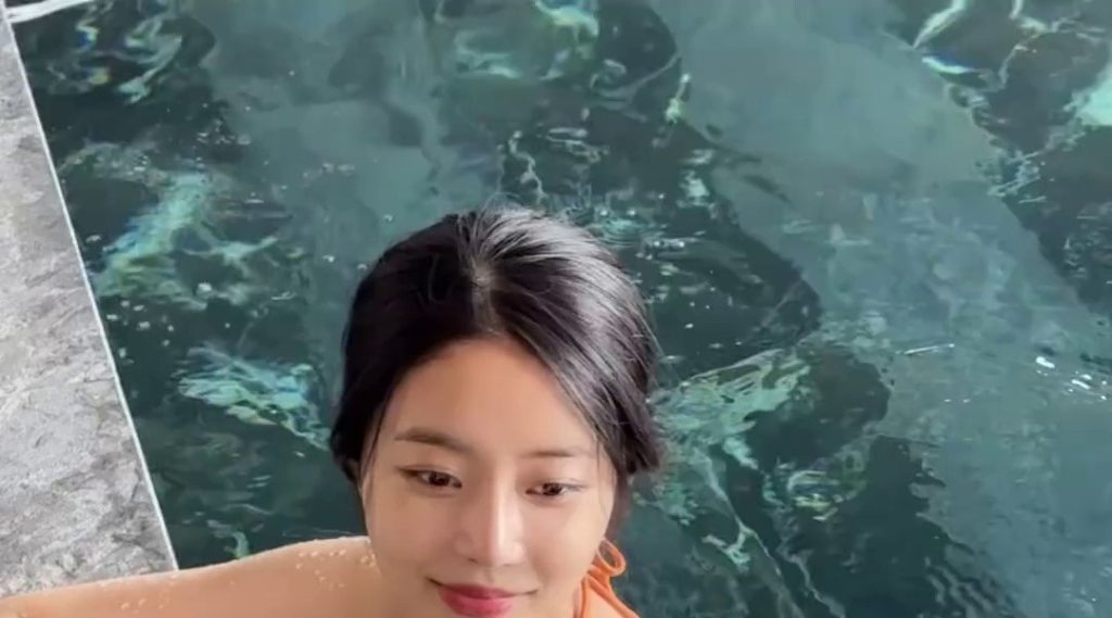 (SOUND)俳優チェ・ムンヒのプールでオレンジ色のビキニバストボディ - Instagram